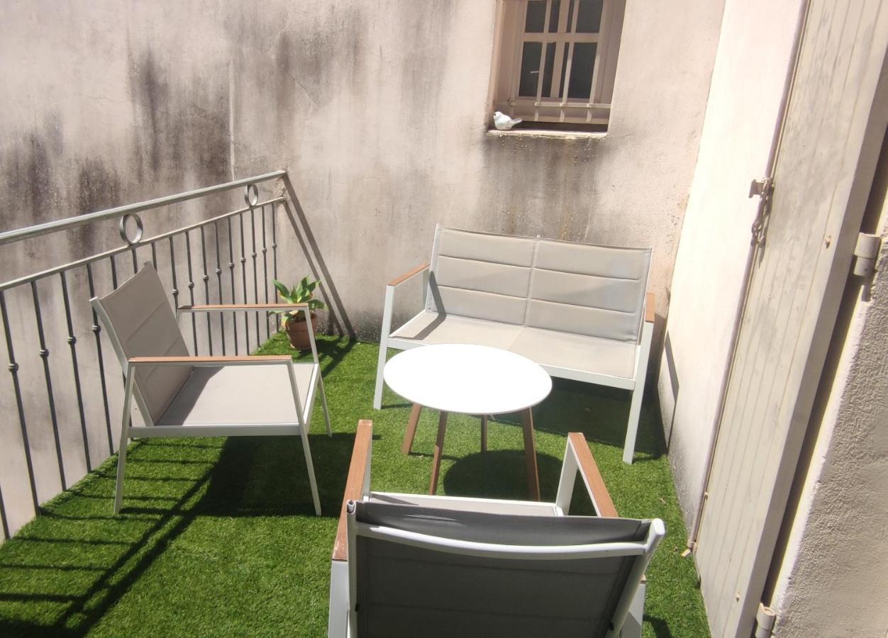 T3 Avec Sa Terrasse Au Coeur Du Village Medieval Sauzet  Exterior photo